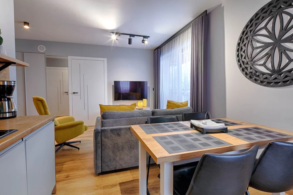 Rozeta / GórSKI Przystanek