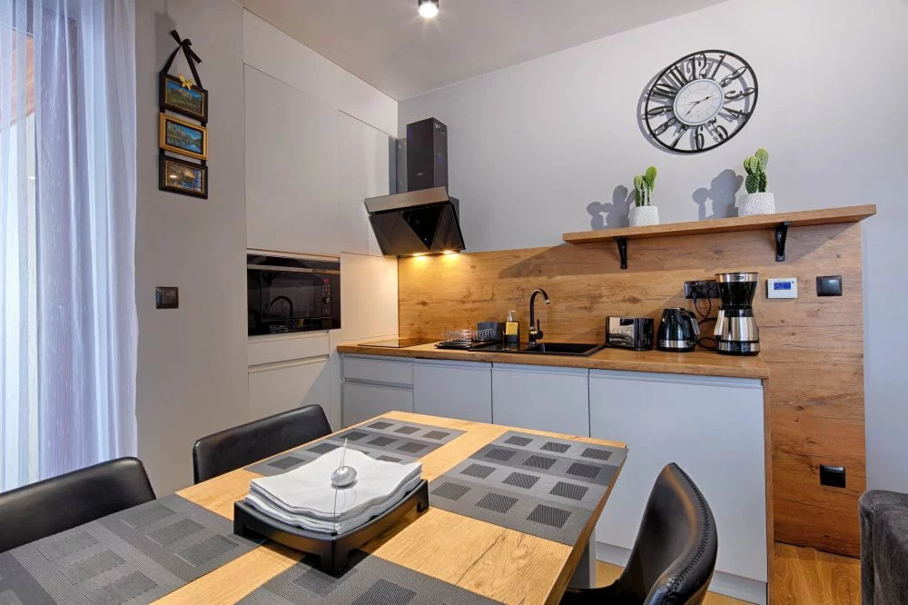 Rozeta / GórSKI Przystanek