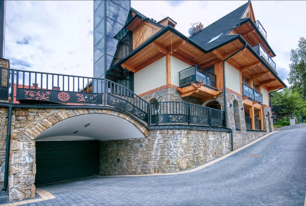 Rozeta / GórSKI Przystanek
